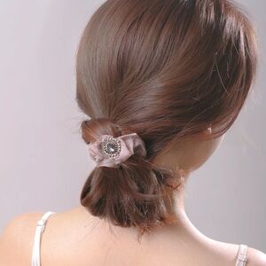 Chic Brown Hair Accessory with Vintage Charm